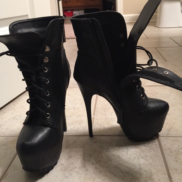 Platform high heel combat boots with a heel. - Picture 2 of 3