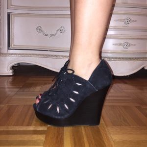 Black wedges