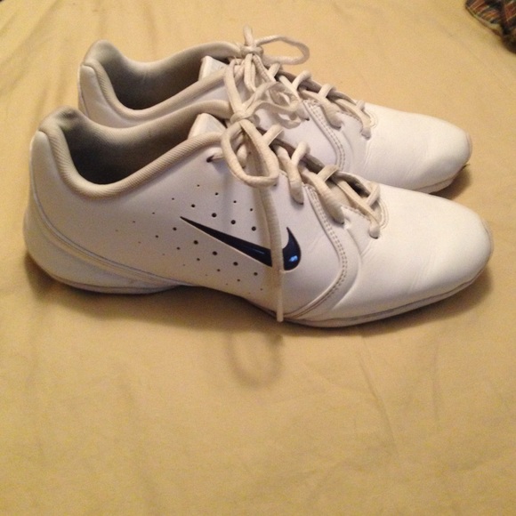 SZ 7.5 NIKE cheer shoe