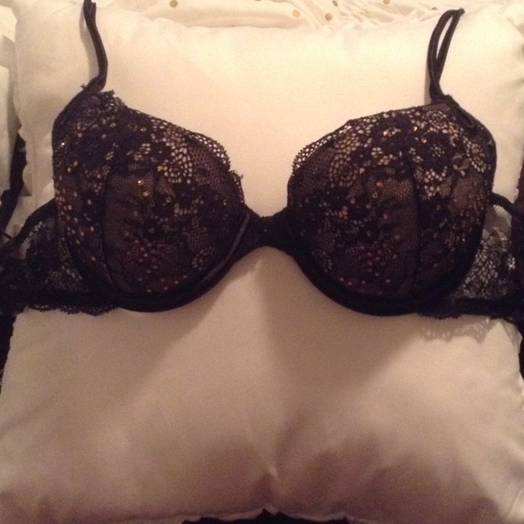Never worn Victoria's Secret bra black with lace - Picture 1 of 2