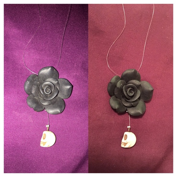 Floating rose skull necklace 💀