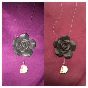 Floating rose skull necklace 💀