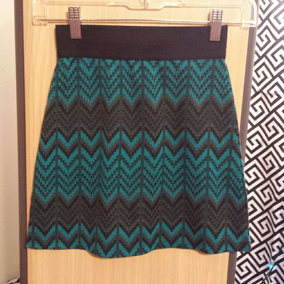 Juniors teal printed skirt