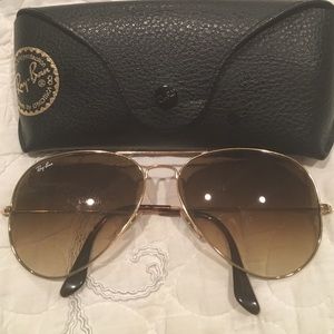 Ray Ban Aviators large- holding