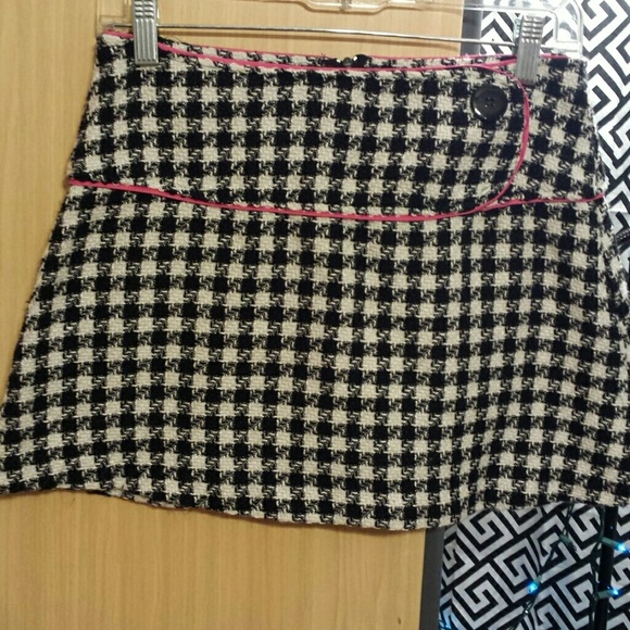 Juniors Houndstooth Skirt