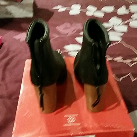 Black booties - Picture 1 of 2