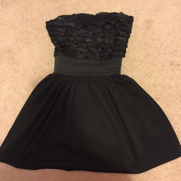 Black strapless dress with a hint of glitter - Picture 1 of 1