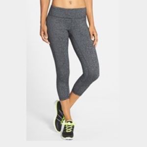 Cropped grey yoga leggings