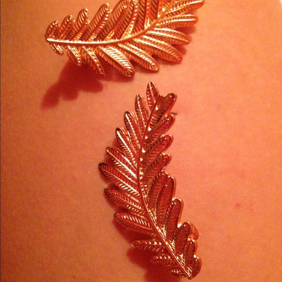 Forever 21 Golden leaf Ear rings 🌿