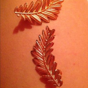 Forever 21 Golden leaf Ear rings 🌿