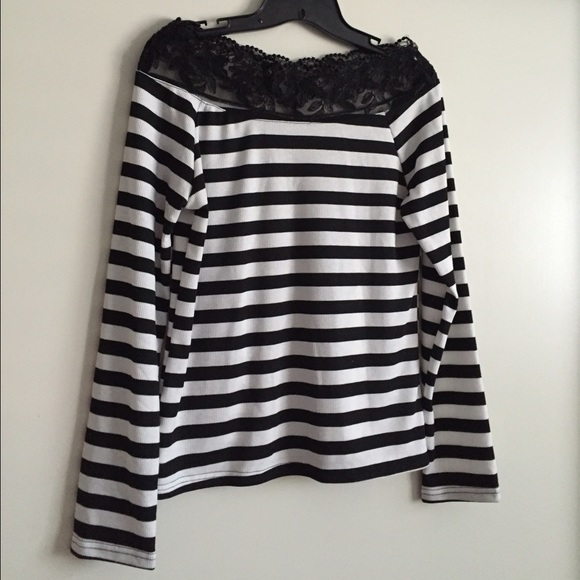 Black & white stripes top w/ crochet shoulders - Picture 2 of 3