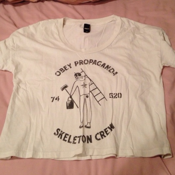 Cropped obey tee