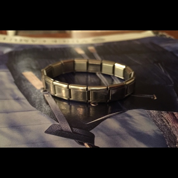 COOL SILVER STRECH BRACELET - Picture 1 of 3