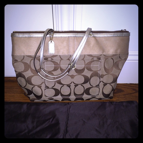 Coach Large Tote. Amazing condition.💐🌷