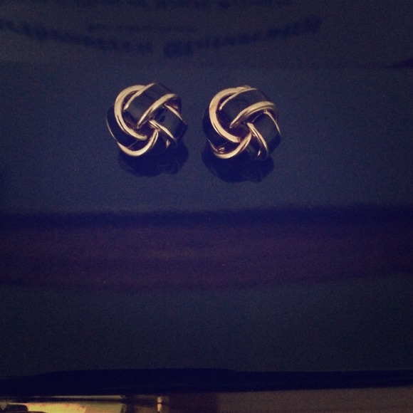 Black and gold stud earrings !