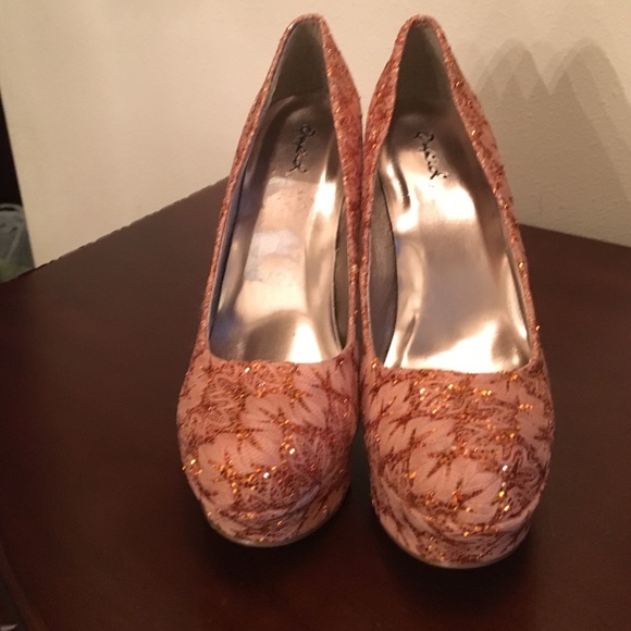 Rose with bronze glitter pump. - Picture 2 of 4