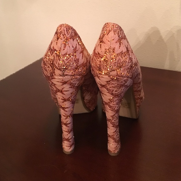 Rose with bronze glitter pump. - Picture 3 of 4