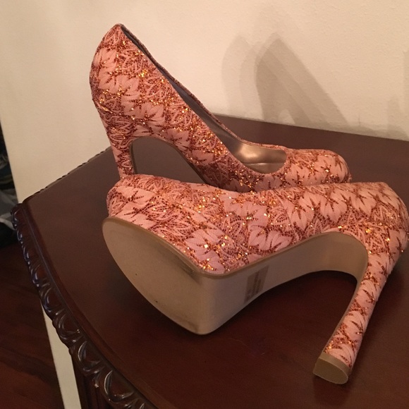 Rose with bronze glitter pump. - Picture 4 of 4