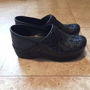 Black tooled professional danskos