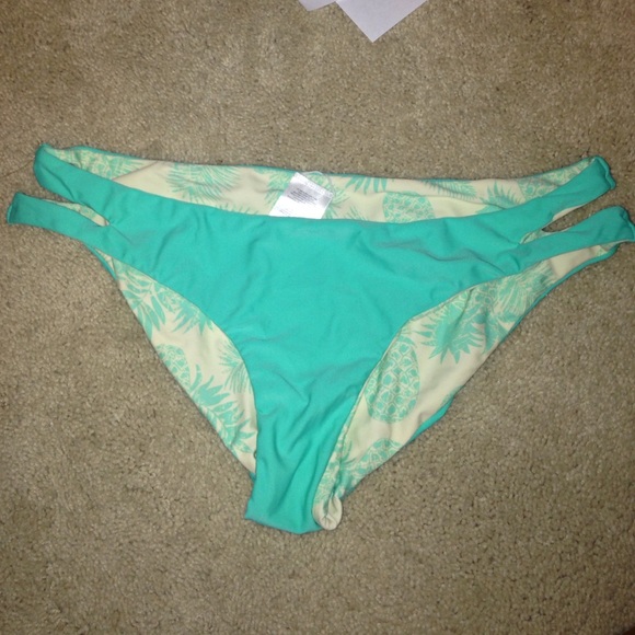 Reversible body glove pineapple bottoms L or M