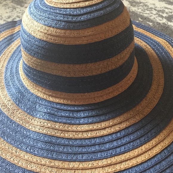 Striped, blue floppy hat! 🌞☀️✨ - Picture 2 of 4