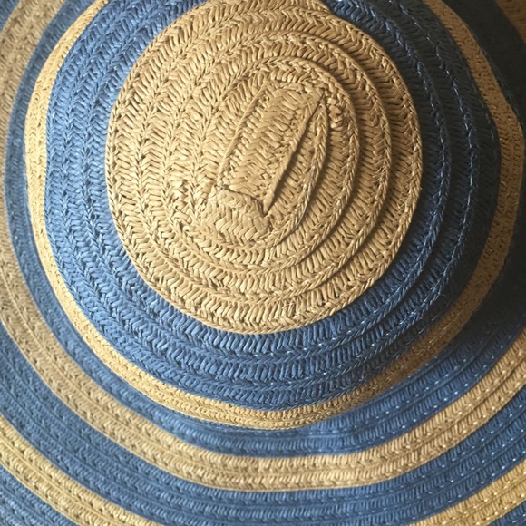 Striped, blue floppy hat! 🌞☀️✨ - Picture 3 of 4