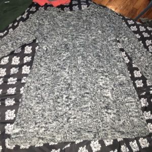 Quarter sleeve black and white sweater, good cond.
