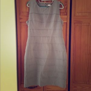 Price⬇️ Gray sleeveless dress from Calvin Klein.