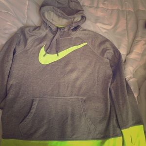 NEED TO SELL Nike sweatshirt