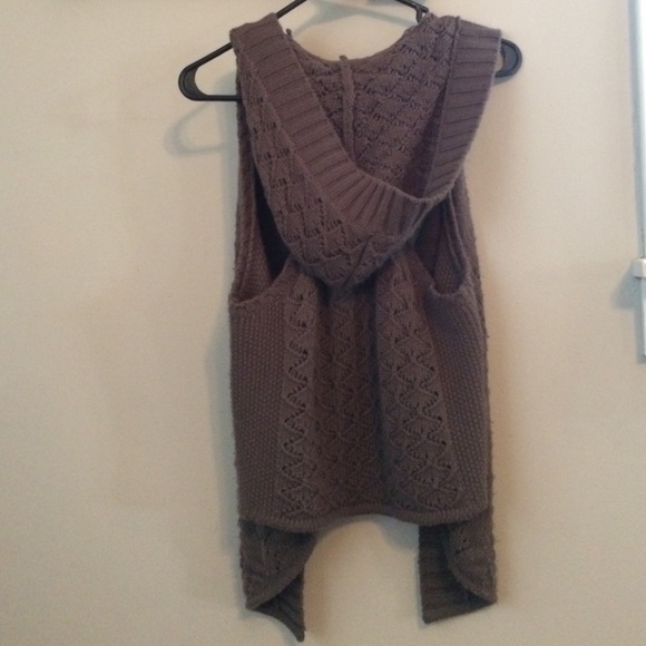 Knitted vest. - Picture 3 of 3