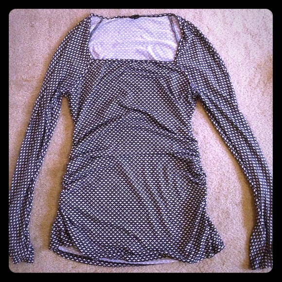 Square neck, zipper at wrists, ruched sides