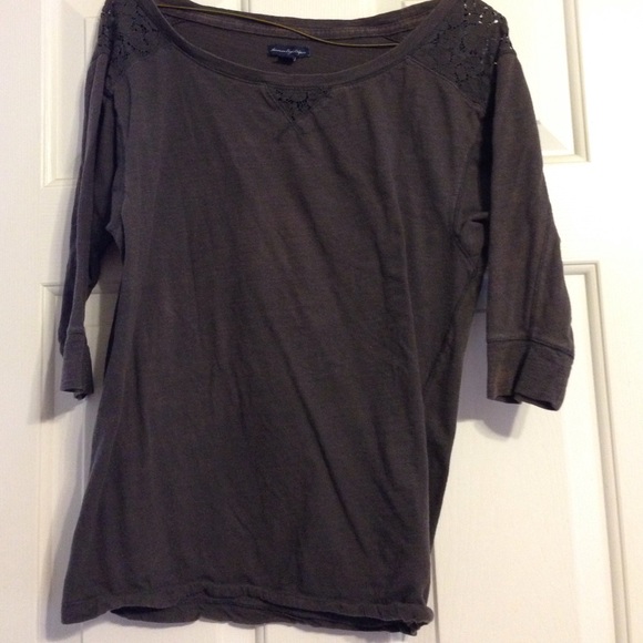 gently worn AE top w floral shoulders