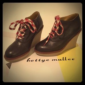 Bettye Muller brown leather booties