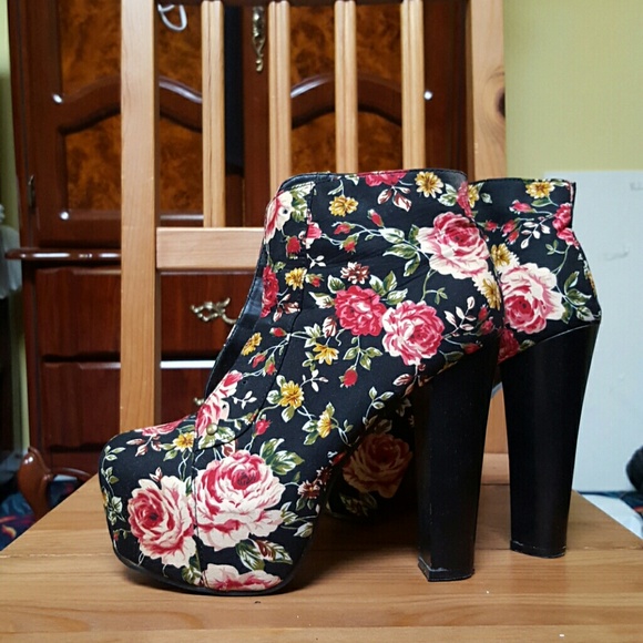 🌸 Faux Jeffrey Campbell Floral Lace Up Booties 🌸