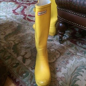 Yellow size 7 women's hunter rain boots