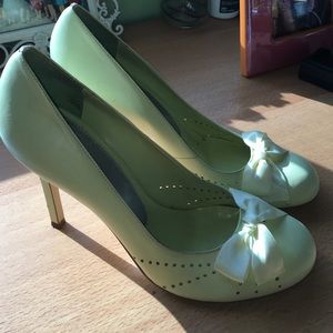 BCBGirls Round-toe pumps