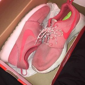Womans Nike Roshe Run ( Sz 7.5 in womans )