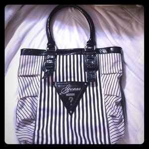 GUESS BLACK AND WHITE TOTE EUC