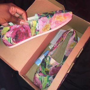 Toms ( Brand New )