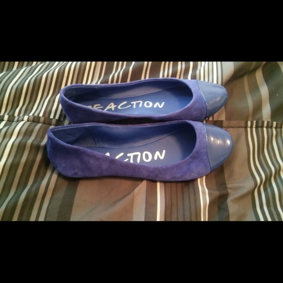 Suede flats with shiny tip