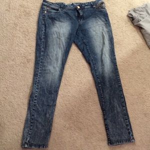 Juniors jeans with metal design