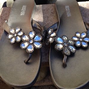 Kenneth Cole size 8 gray with flowers