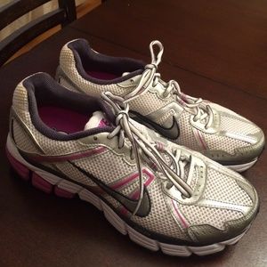 Nike women's 9.5  womenstennis shoes ! Never worn