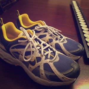 Nike Men's 10.5 tennis shoes