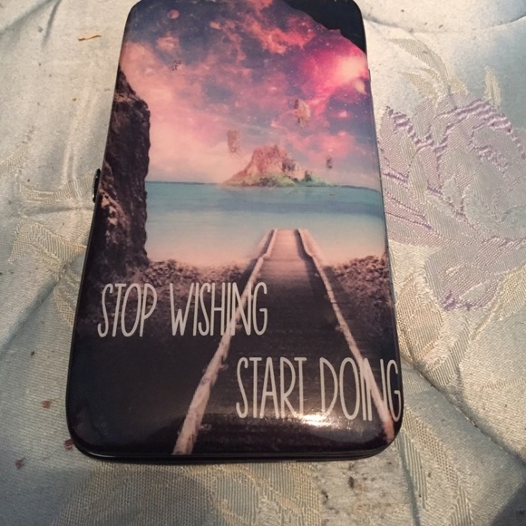 The orange in the I'd pocket is a reflection(: