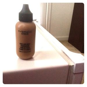 Mac Face and Body Foundation