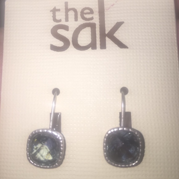 Earrings - Picture 1 of 3