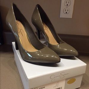 Jessica Simpson ash grey patent leather heels