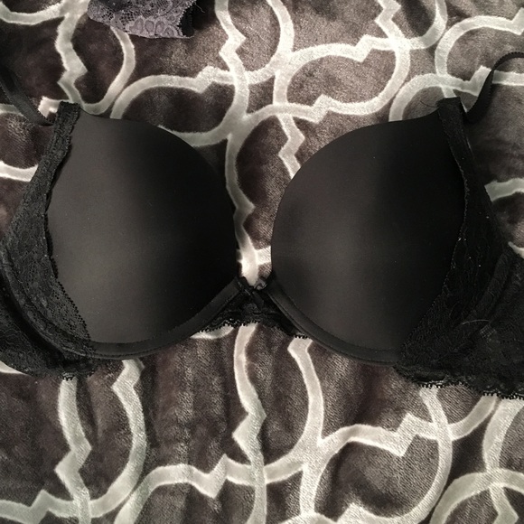 Black Victoria's Secret bra