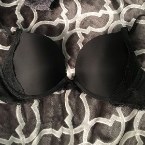 Black Victoria's Secret bra